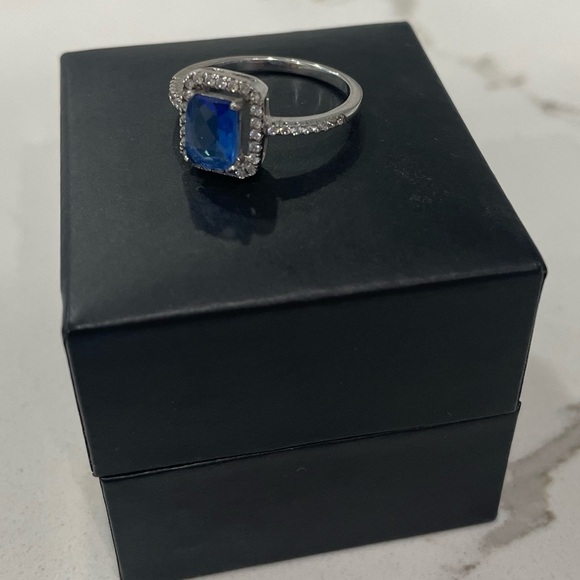 Womans Ring - Picture 4 of 5